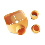 Recolector de polvo para taladro en color naranja, acoplado a una botella de plástico para la recolección de residuos mientras se perfora una pared