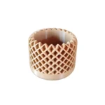 Maceta cilíndrica impresa en 3D con textura de rejilla calada, color natural, para suculentas