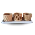 Set de 3 macetas para suculentas impresas en 3D, color madera natural, con texturas geométricas, de rejilla y espiral.