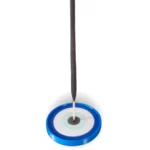 Porta sahumerio redondo impreso en 3D con el diseño del Ojo Turco en colores azul, blanco y celeste, con un sahumerio encendido.