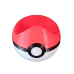 Soporte para joystick de PlayStation 5 con diseño de Pokébola impreso en 3D, sosteniendo un control DualSense blanco