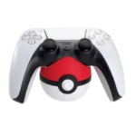 Soporte para joystick de PlayStation 5 con diseño de Pokébola impreso en 3D, sosteniendo un control DualSense blanco